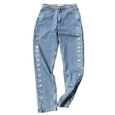 Jeans mit Löchern und Ösen